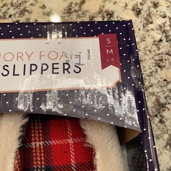 𝅺CHRISTMAS memory foam character slippers‎ size 6-8 women’s NEW IN BOX - Picture 4 of 4